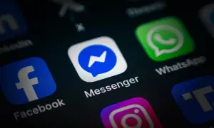 Ikona Messengera na ekranie smartfona. Chcesz wiedzieć, jak zaktualizować Messengera? Zobaczysz tu też ikony Facebooka, WhatsApp i Instagrama.