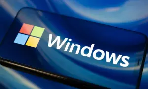 Logo Windows na ekranie smartfona. Dowiedz się, jak zablokować dostęp do internetu aplikacji Windows 10.