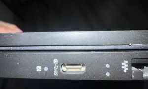 Port USB-C na laptopie, który może posłużyć do ładowania.