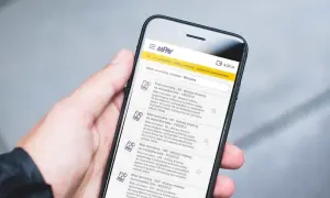 Aplikacja mPay na telefonie pokazuje opcje zakupu biletów imiennych. Szybko i łatwo dowiesz się, jak kupić bilet w aplikacji mbank.