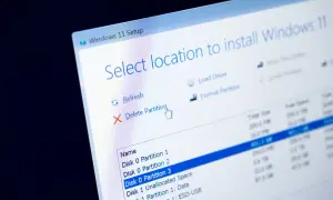 Ekran instalacji Windows 11. Widoczna opcja "Usuń partycję", kluczowa, gdy chcemy sformatować laptop.