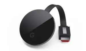 Czarny Chromecast z logo Google. Dowiedz się, jak zaktualizować Chromecast, aby cieszyć się najnowszymi funkcjami.