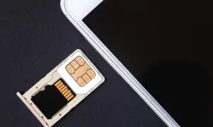 Taca na karty SIM i microSD obok ekranu smartfona. Czy iPhone 13 ma dual SIM? Ten obrazek sugeruje, że tak.