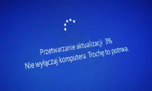 Ekran Windows 10 podczas aktualizacji. "Przetwarzanie aktualizacji 3%. Nie wyłączaj komputera. Trochę to potrwa." - tak wygląda proces, jak zaktualizować Windows 10 do 1903.