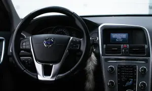 Wnętrze Volvo XC60 z ekranem informującym o konieczności kontaktu z dealerem w celu aktualizacji map. Dowiedz się, jak zaktualizować mapy w Volvo XC60.