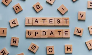 Drewniane klocki z literami tworzą napis "LATEST UPDATE". Dowiedz się, jak zaktualizować sterowniki w komputerze, aby cieszyć się najnowszymi funkcjami.