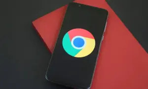 Telefon z logo Chrome. Dowiedz się, jak wyczyścić przeglądarkę Chrome w telefonie, aby przyspieszyć działanie urządzenia.
