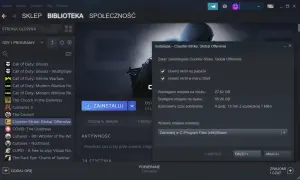 Instalacja gry Counter-Strike: Global Offensive na laptopie. Okno instalacji pokazuje wymagania i czas pobierania.