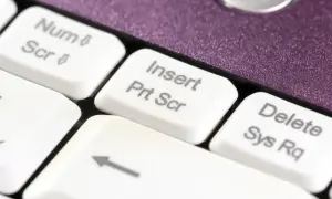 Klawisz "Prt Scr" na klawiaturze laptopa. Dowiedz się, jak zrobić ss na laptopie, naciskając go.