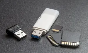 Akcesoria do transferu danych: pendrive, czytnik kart SD i karty pamięci. Dowiedz się, jak uruchomić czytnik kart SD w laptopie.