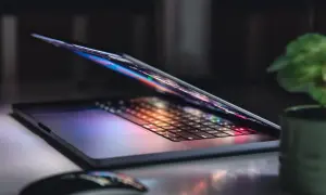 Elegancki laptop z podświetlaną klawiaturą i myszką. Zastanawiasz się, ile kosztuje laptop?