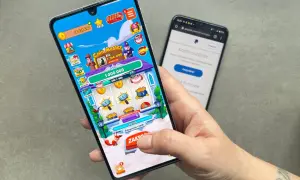 Gra Coin Master na telefonie, obok ekranu z PayPal. Zastanawiasz się, na jakich aplikacjach można zarobić?