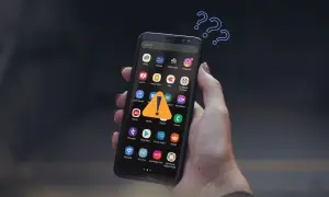 Zastanawiasz się, jak pobierać płatne aplikacje za darmo na Androida? Na ekranie telefonu widnieje ostrzeżenie, a nad nim znaki zapytania.