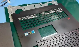 Rozłożona klawiatura laptopa gamingowego ROG. Zastanawiasz się, ile kosztuje wymiana klawiatury w laptopie?