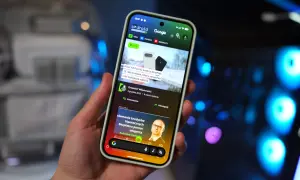 Na ekranie smartfona widać artykuł o porównaniu aparatów Pixel 10 Pro XL i OnePlus. Szukasz inspiracji, jakie aplikacje na tablet?