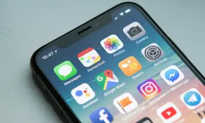 Ekran iPhone z ikonami aplikacji. Dowiedz się, jak wyłączyć aplikacje w tle iPhone, aby oszczędzać baterię.