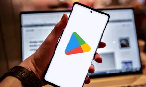 Smartfon z logo Sklepu Play. Czy zastanawiasz się, jak zainstalować Sklep Play na iPhone?