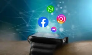 Ikony Facebook, Instagram, WhatsApp i Messenger unoszą się nad nowoczesnym smartwatchem, sugerując, jak dodać aplikacje do smartwatcha.