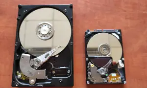 Dwa dyski twarde, jeden większy, drugi mniejszy. Zastanawiasz się, co zrobić, żeby laptop się nie zacinał? Może czas na wymianę dysku na szybszy SSD?