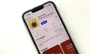 Ekran telefonu z aplikacją Biedronka. Widoczna informacja o wersji i poprawkach, co może pomóc zrozumieć, dlaczego nie działa aplikacja Biedronka.