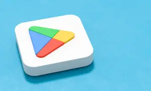 Ikona Sklepu Play na białym tle. Dowiedz się, jak zainstalować Sklep Play na laptopie, aby cieszyć się aplikacjami.