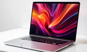 Srebrny laptop z kolorowym ekranem, idealny do pracy i rozrywki. Zastanawiasz się, ile kosztują laptopy tej klasy?