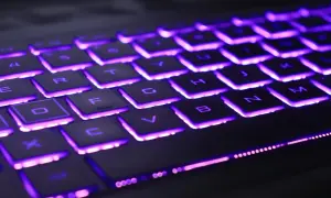 Klawiatura laptopa Lenovo z fioletowym podświetleniem. Dowiedz się, jak włączyć podświetlenie klawiatury w laptopie Lenovo.