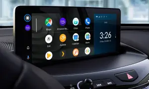 Ekran samochodu z ikonami aplikacji, zegarem i datą. Dowiedz się, jak zaktualizować Android Auto, aby korzystać z najnowszych funkcji.