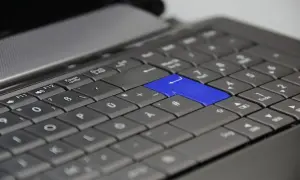 Niebieski Enter na klawiaturze laptopa. Dowiedz się, jak podłączyć klawiaturę do laptopa, aby usprawnić pracę.