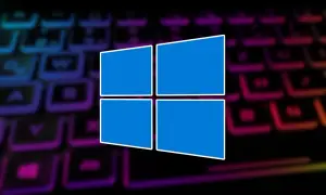 Niebieskie logo Windows na tle podświetlanej klawiatury. Czy Windows XP można zaktualizować do Windows 10?