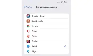 Ekran ustawień telefonu pokazuje, jak zmienić główną przeglądarkę. Safari jest zaznaczone jako domyślne.
