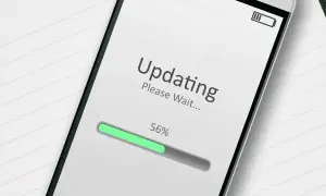 Ekran telefonu pokazuje postęp aktualizacji przeglądarki: "Updating. Please Wait... 56%".