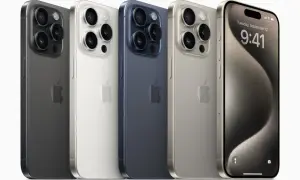 Pięć iPhone'ów w różnych kolorach: grafitowy, biały, granatowy, złoty i jeden z włączonym ekranem, prezentujący datę i godzinę.