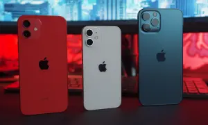 Trzy iPhone'y: czerwony, biały i granatowy. Zastanawiasz się, jak kupić iPhone z USA?