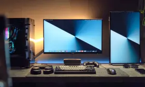 Stacja robocza z trzema monitorami, klawiaturą, myszką i komputerem PC. Idealna do pracy i rozrywki, pokazuje, jak podłączyć 3 monitory do laptopa.