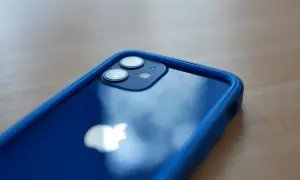 Niebieski iPhone 12 mini w etui. Zastanawiasz się, ile kosztuje iPhone 12 mini? Ten model oferuje świetne funkcje w kompaktowym rozmiarze.