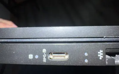 Port USB-C na laptopie, który może posłużyć do ładowania.