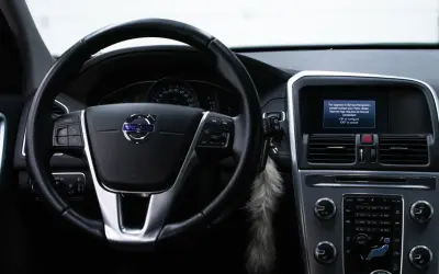 Wnętrze Volvo XC60 z ekranem informującym o konieczności kontaktu z dealerem w celu aktualizacji map. Dowiedz się, jak zaktualizować mapy w Volvo XC60.