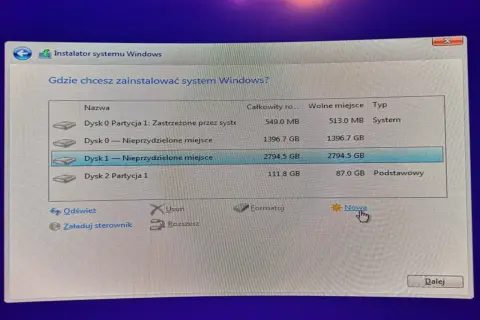 Instalator Windows. Wybór partycji do instalacji. Dysk 1 - Nieprzydzielone miejsce, 2794.5 GB. Kliknij "Nowa", aby utworzyć partycję.