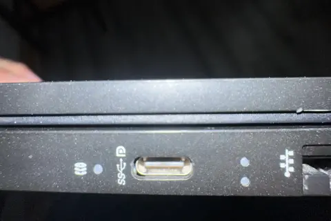 Port USB-C na laptopie, który może posłużyć do ładowania.