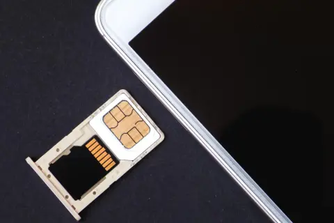Taca na karty SIM i microSD obok ekranu smartfona. Czy iPhone 13 ma dual SIM? Ten obrazek sugeruje, że tak.