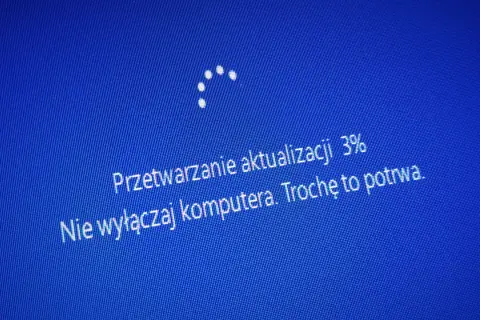 Ekran Windows 10 podczas aktualizacji. "Przetwarzanie aktualizacji 3%. Nie wyłączaj komputera. Trochę to potrwa." - tak wygląda proces, jak zaktualizować Windows 10 do 1903.