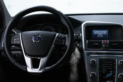 Wnętrze Volvo XC60 z ekranem informującym o konieczności kontaktu z dealerem w celu aktualizacji map. Dowiedz się, jak zaktualizować mapy w Volvo XC60.