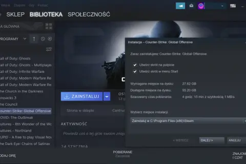 Instalacja gry Counter-Strike: Global Offensive na laptopie. Okno instalacji pokazuje wymagania i czas pobierania.
