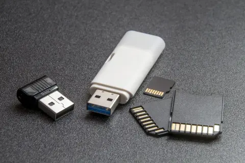 Akcesoria do transferu danych: pendrive, czytnik kart SD i karty pamięci. Dowiedz się, jak uruchomić czytnik kart SD w laptopie.