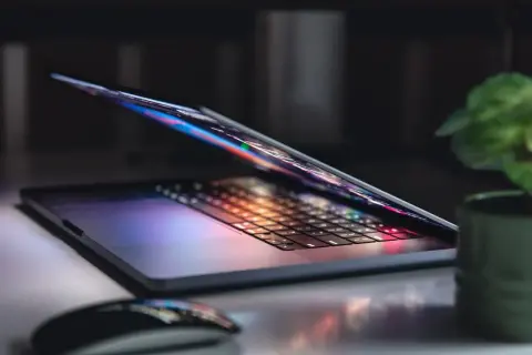 Elegancki laptop z podświetlaną klawiaturą i myszką. Zastanawiasz się, ile kosztuje laptop?