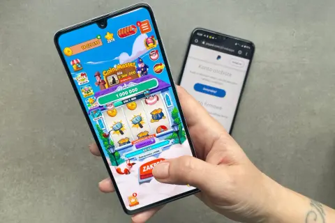 Gra Coin Master na telefonie, obok ekranu z PayPal. Zastanawiasz się, na jakich aplikacjach można zarobić?
