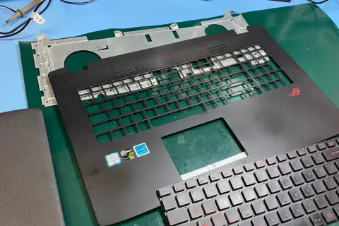 Rozłożona klawiatura laptopa gamingowego ROG. Zastanawiasz się, ile kosztuje wymiana klawiatury w laptopie?