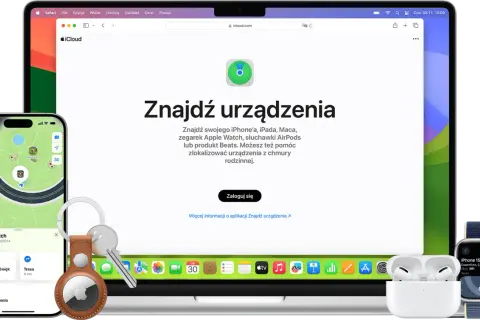 Jak znaleźć iPhone'a? Na ekranie komputera widzisz aplikację iCloud "Znajdź urządzenia". Obok leży iPhone z mapą, klucze z AirTagiem i słuchawki.