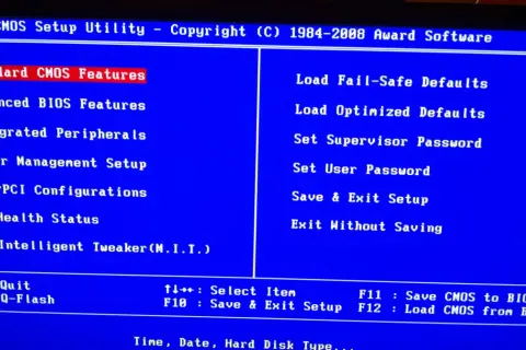 Ekran BIOS Gigabyte. Menu zawiera opcje takie jak "Standard CMOS Features", "Advanced BIOS Features" i "MB Intelligent Tweaker". Można tu znaleźć wskazówki, jak zaktualizować BIOS Gigabyte.